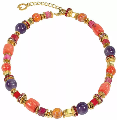 Petra Waszak Collier „Tamika“: Eine farbenfrohe Perlenkette mit goldenen, orangefarbenen, roten, rosa und violetten Perlen und einem goldenen Kettenverschluss.